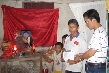 Bé 2 tuổi bị u sắc tố da đã về với cát bụi