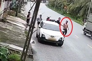 Người đàn ông chặn đầu ô tô, đánh tài xế giữa đường