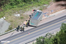 Xe tải mất lái, lật nghiêng ở đoạn cấm vượt trên cao tốc Cam Lộ - La Sơn