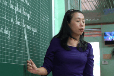 Cô giáo khuyết tật 14 năm đến trường giảng dạy cho trẻ em đặc biệt