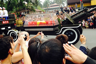 Hàng vạn người đứng chật các con đường tiễn biệt Đại tướng