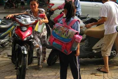 “Cõng” sách tới trường: “Ác mộng” của học sinh