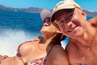 Tỷ phú Jeff Bezos tình tứ cùng hôn thê nóng bỏng trên du thuyền nửa tỷ USD