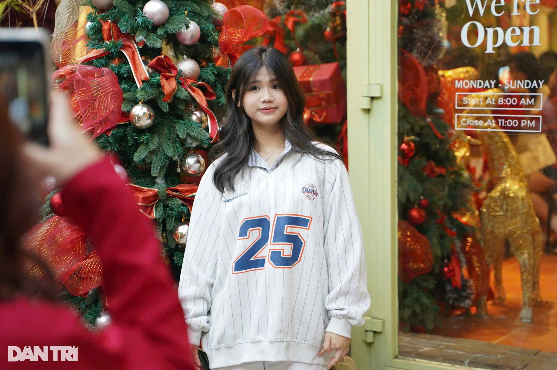 Giới trẻ TPHCM háo hức diện đồ check-in Noel - 5 Giới trẻ TPHCM háo hức diện đồ check-in Noel - 5