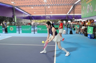 Á hậu Tú Anh khoe dáng gợi cảm đấu pickleball, chồng con cổ vũ nhiệt tình - 3