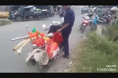 Cận cảnh chiếc xe cứu hỏa mini "độc nhất vô nhị" đang hoạt động (clip nhân vật cung cấp).