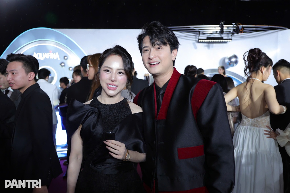 Huỳnh Anh và vợ hơn 6 tuổi mặc đồ đôi, tình tứ trên thảm đỏ ở Hà Nội - 4 Huỳnh Anh và vợ hơn 6 tuổi mặc đồ đôi, tình tứ trên thảm đỏ ở Hà Nội - 4