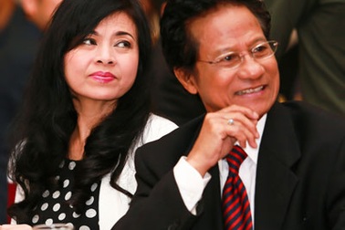 Danh ca Chế Linh và vợ ấm áp trong vòng tay fan hâm mộ