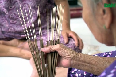 Cô giáo làm nhang từ cây cỏ dại.