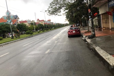 Mưa lớn kèm sấm chớp, đường phố Hải Phòng vắng hoe ngày mùng 1