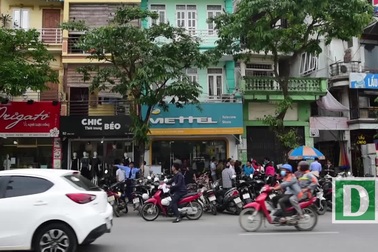 Hà Nội: Người dân xếp hàng đợi chụp ảnh "chính chủ" thuê bao di động