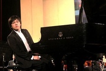 Tài năng piano trẻ  Lưu Hồng Quang biểu diễn trong đêm nhạc cổ điển