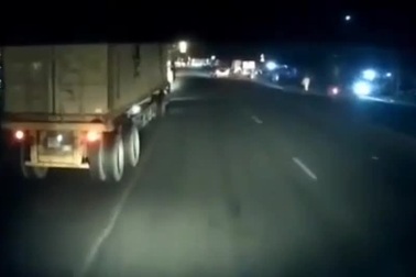 Hy hữu tình huống xe container "rụng bánh" hạ gục hai người đi xe máy