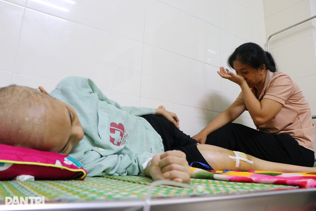 Không có tiền mổ tiếp, cô gái trẻ có nguy cơ phải cắt bỏ chân - 4 Không có tiền mổ tiếp, cô gái trẻ có nguy cơ phải cắt bỏ chân - 4