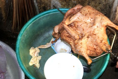 Chùm ảnh cận cảnh công đoạn chế biến vịt quay