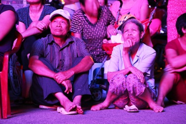 Hàng nghìn khán giả Ninh Bình ngồi đất xem… hát chèo