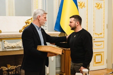 Ông Zelensky nhận món quà đặc biệt từ Tổng thống Séc