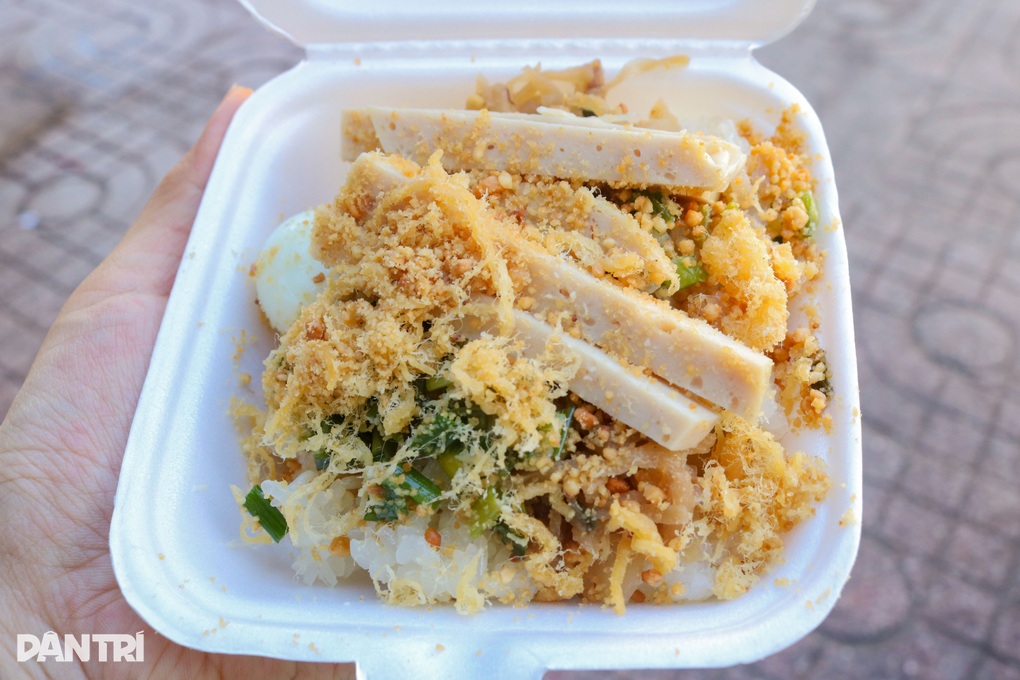 Gánh xôi bà xã 10.000 đồng/hộp của cụ ông U70: Hiếm khi đóng cửa vì nhớ vợ - 2 Gánh xôi bà xã 10.000 đồng/hộp của cụ ông U70: Hiếm khi đóng cửa vì nhớ vợ - 2