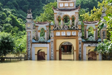 Danh thắng Tràng An vẫn còn ngập lụt chưa thể đón khách