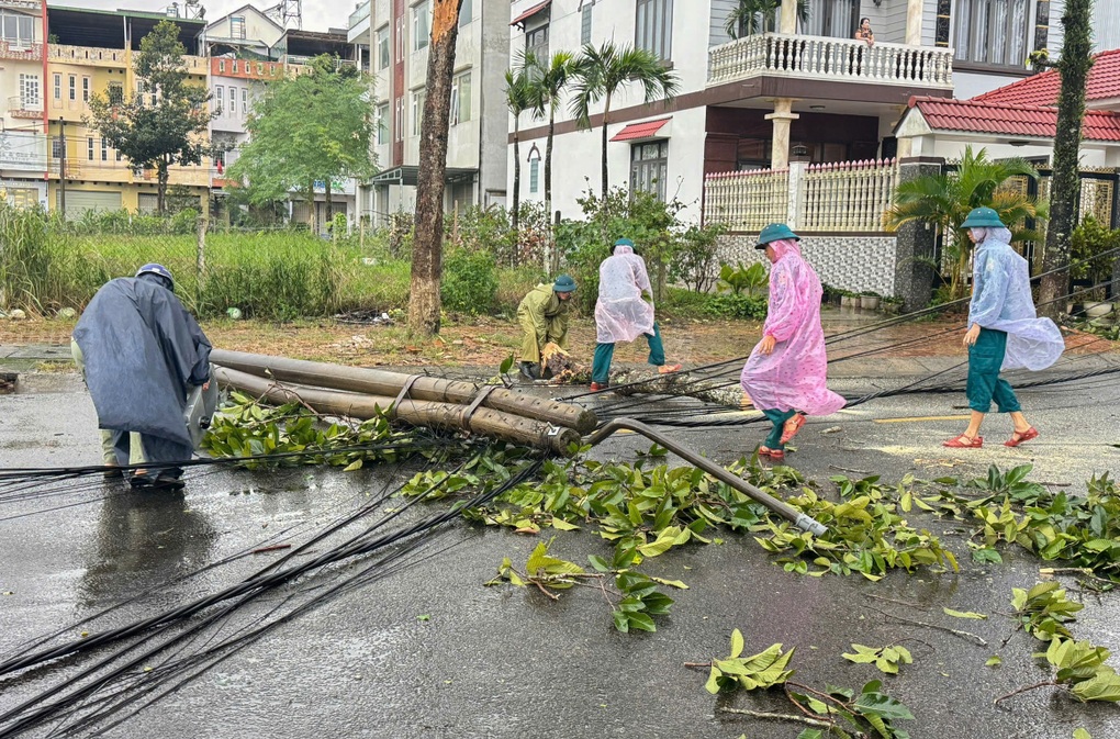 Hàng loạt nhà dân bị tốc mái do dông, lốc ở Bảo Lộc - 2 Hàng loạt nhà dân bị tốc mái do dông, lốc ở Bảo Lộc - 2