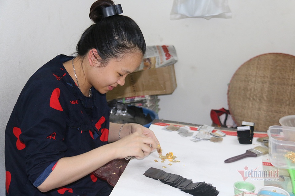 Chiêm ngưỡng bộ bàn ghế tiền tỷ đại gia dát vàng chơi Tết - 10 Chiêm ngưỡng bộ bàn ghế tiền tỷ đại gia dát vàng chơi Tết - 10