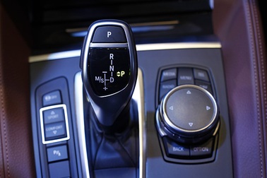 [Infographics] - Sự khác biệt giữa xe số sàn và số tự động