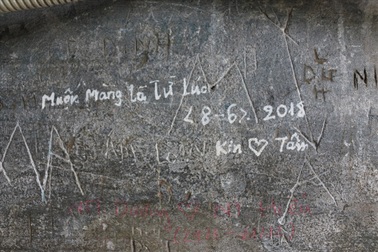 Viết - vẽ bậy lên di tích: Làm biến dạng di tích và méo mó giá trị văn hoá