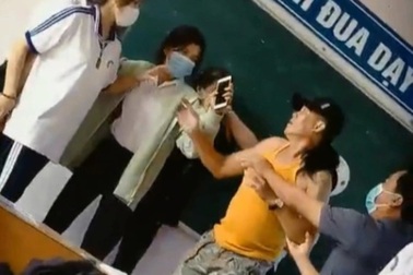 Phụ huynh "côn đồ" xuất hiện trong trường học: Cần xử lý nghiêm!