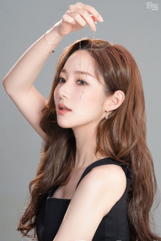 Ngoại hình gầy gò, thiếu sức sống của “nữ thần dao kéo xứ Hàn” - 9