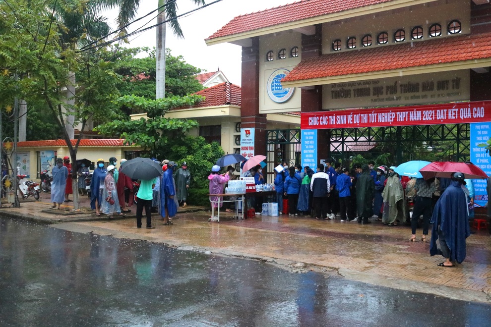 Quảng Bình: Phụ huynh kiên nhẫn đội mưa ngóng con thi tốt nghiệp - 1 Quảng Bình: Phụ huynh kiên nhẫn đội mưa ngóng con thi tốt nghiệp - 1