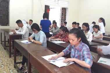 Mang điện thoại vào phòng thi, 1 thí sinh bị đình chỉ