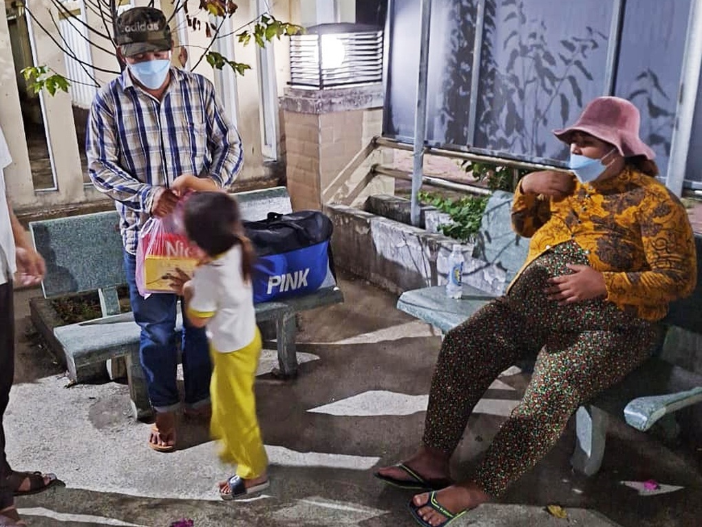 Gia đình thai phụ nghèo bị xe khách bỏ rơi giữa đường - 1 Gia đình thai phụ nghèo bị xe khách bỏ rơi giữa đường - 1