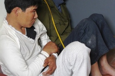 Đánh nhừ tử, thiêu rụi xe máy của 2 kẻ trộm chó