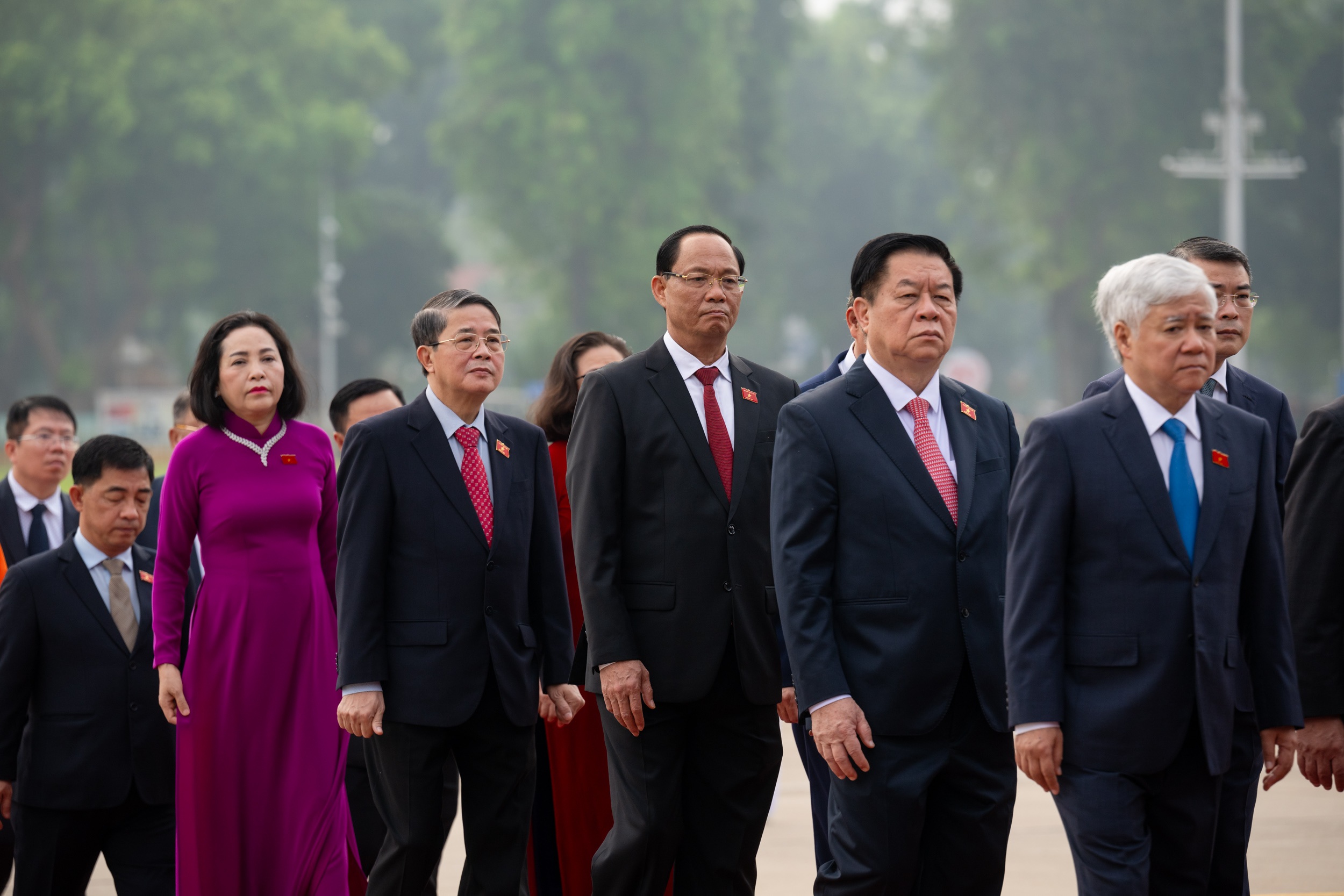 View - Lãnh đạo Đảng, Nhà nước và các ĐBQH vào Lăng viếng Chủ tịch Hồ Chí Minh | Báo Dân trí