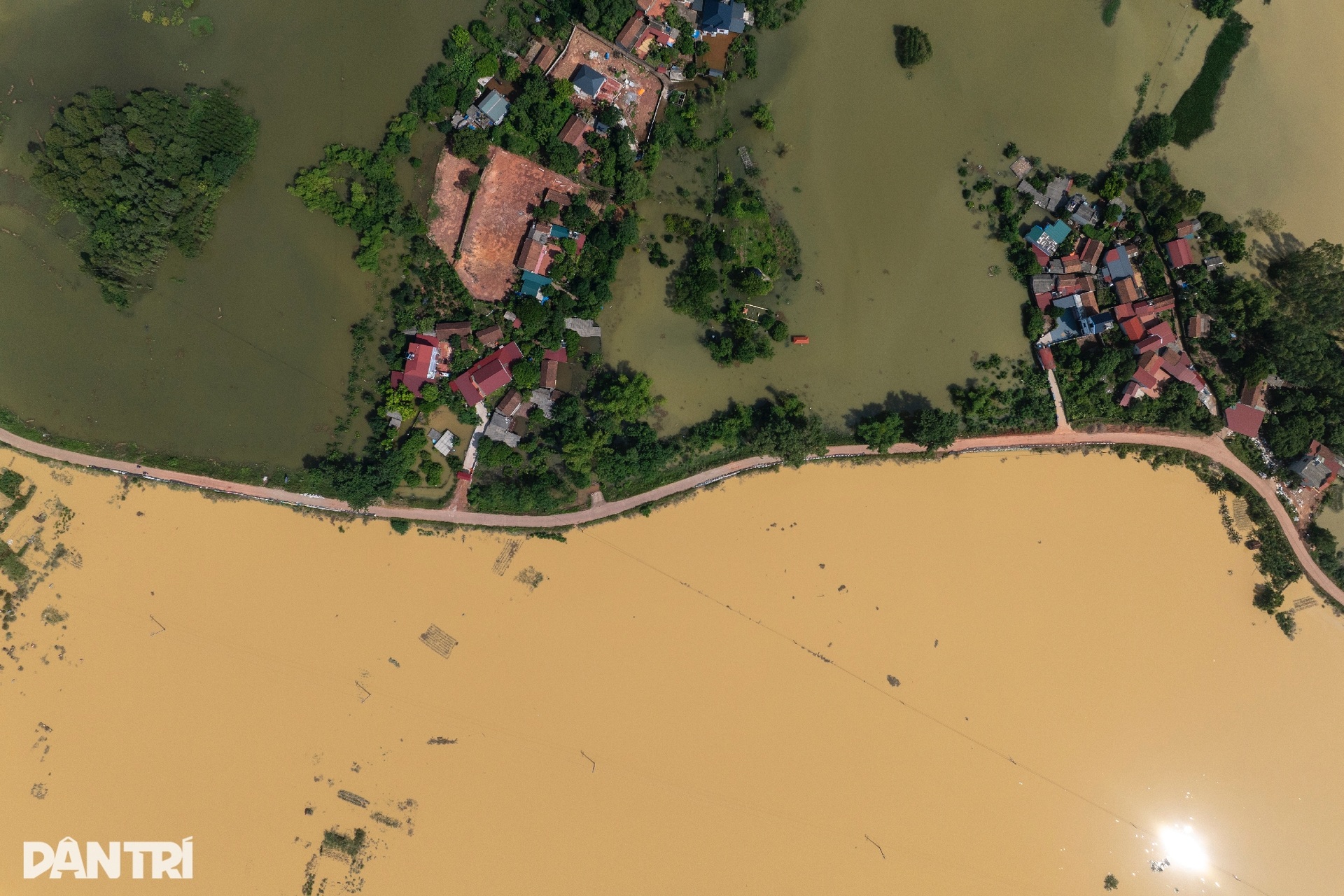 Khung cảnh xót xa với những mái nhà chìm sâu dưới dòng nước lũ - 10