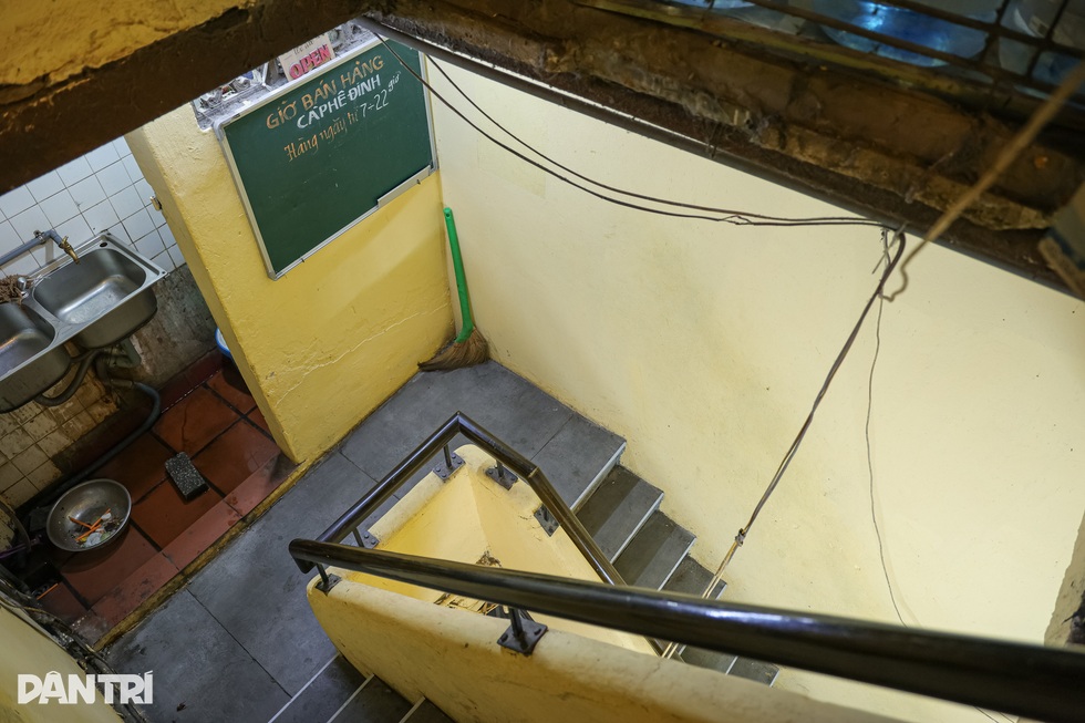 Hà Nội: Quán cà phê 30 năm, khách phải khom lưng, cúi mình vào uống - 2 Hà Nội: Quán cà phê 30 năm, khách phải khom lưng, cúi mình vào uống - 2