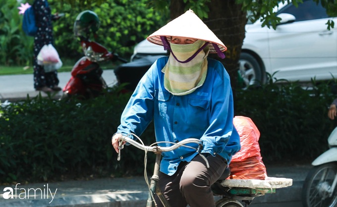 Người lao động tại Hà Nội vất vả tìm mọi nơi, thử mọi cách để trốn cái nắng cao điểm nhất mùa Hè - Ảnh 3.