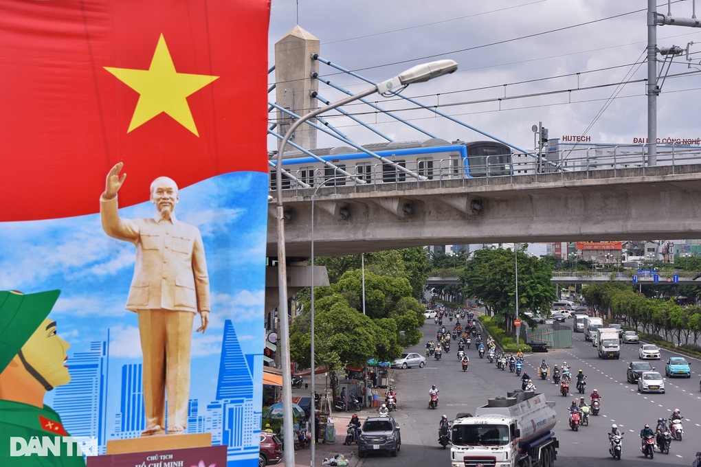 Người dân TPHCM săn lùng góc chụp đoàn tàu metro chạy thử - 2 Người dân TPHCM săn lùng góc chụp đoàn tàu metro chạy thử - 2