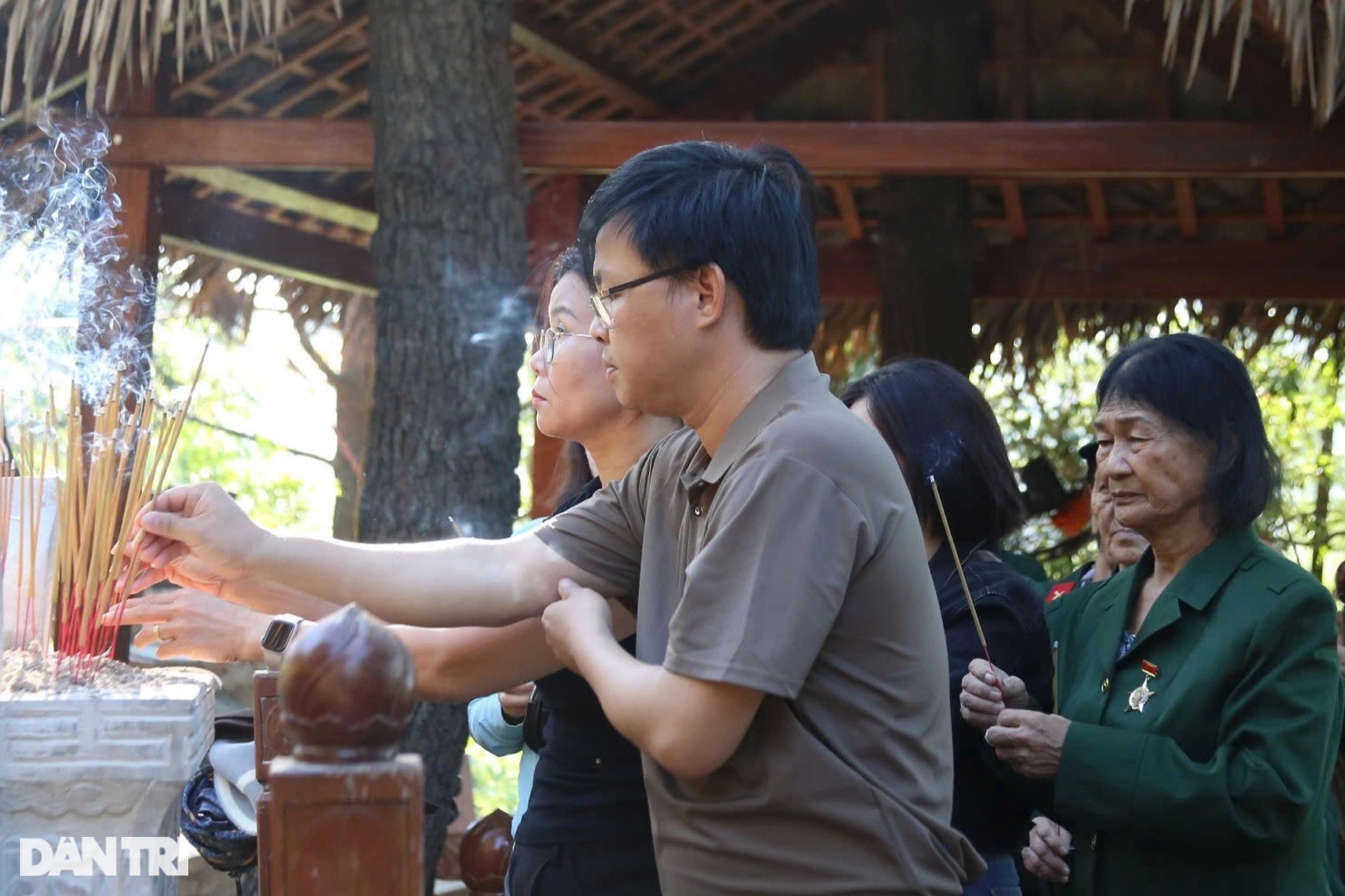 Đông đảo người dân đến tiễn biệt Phu nhân Đại tướng Võ Nguyên Giáp - 5 Đông đảo người dân đến tiễn biệt Phu nhân Đại tướng Võ Nguyên Giáp - 5
