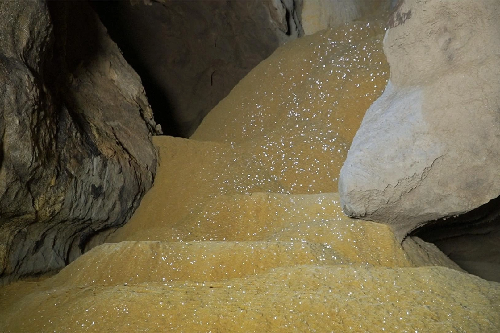 Dòng sông cát trong hang động mới phát hiện ở Quảng Trị - 3