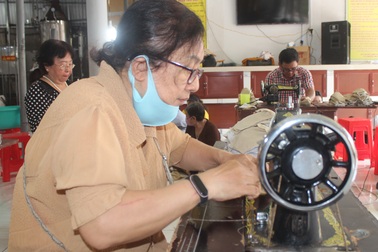 Phật tử Bạc Liêu may hàng ngàn khẩu trang từ thiện giữa mùa dịch Covid-19