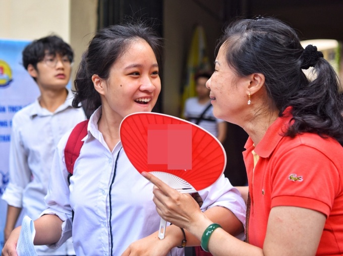 Cha mẹ đồng hành cùng con trong mùa thi. Ảnh: Giang Huy