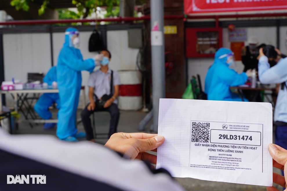 Test nhanh Covid-19 lưu động cho lái xe luồng xanh ngay tại bến ở Hà Nội - 8 Test nhanh Covid-19 lưu động cho lái xe luồng xanh ngay tại bến ở Hà Nội - 8