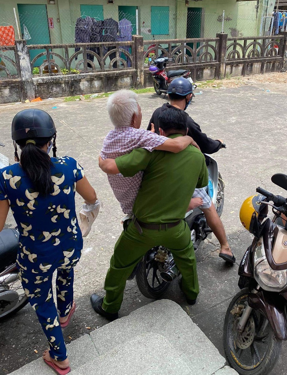 Chiến sĩ công an bế cụ ông khuyết tật khi đến làm căn cước công dân - 3 Chiến sĩ công an bế cụ ông khuyết tật khi đến làm căn cước công dân - 3