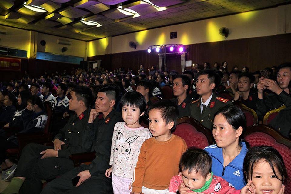 Ấm tình Xuân đêm giao lưu ủng hộ dân nghèo Hà Tĩnh đón Tết - 3 Ấm tình Xuân đêm giao lưu ủng hộ dân nghèo Hà Tĩnh đón Tết - 3