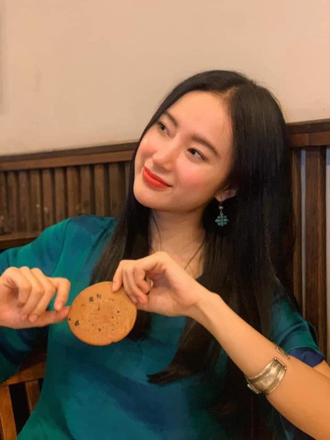 Angela Phương Trinh khoe clip siêu cận mặt: Lộ làn da “pha lê”, chỉ đánh nhẹ chút son và cười dịu dàng là đủ khiến dân tình dậy sóng - Ảnh 4. Angela Phương Trinh khoe clip siêu cận mặt: Lộ làn da “pha lê”, chỉ đánh nhẹ chút son và cười dịu dàng là đủ khiến dân tình dậy sóng - Ảnh 4.