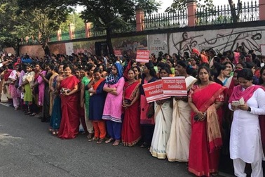 Ba triệu phụ nữ Ấn Độ xếp thành hàng dài 620 km để biểu tình