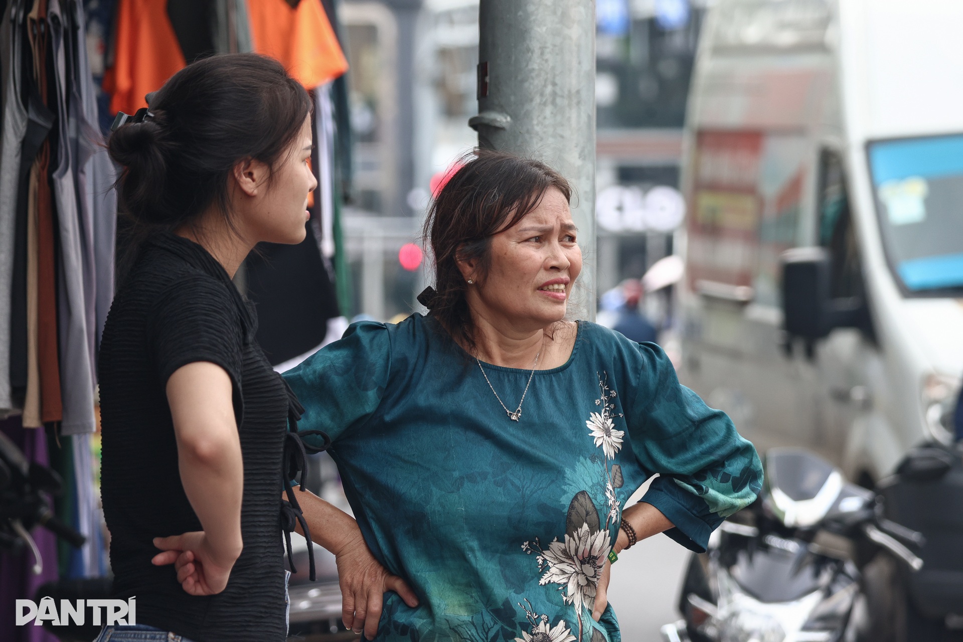 Cảnh sát mang nhiều thùng hồ sơ rời thẩm mỹ viện Mailisa sau 4 giờ làm việc - 6 Cảnh sát mang nhiều thùng hồ sơ rời thẩm mỹ viện Mailisa sau 4 giờ làm việc - 6