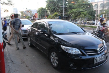 Vượt đèn đỏ, tài xế cố thủ trong xe hơn 30 phút