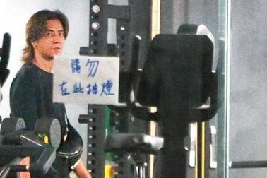 La Chí Tường xuất hiện vui vẻ bên bạn bè sau scandal ngoại tình